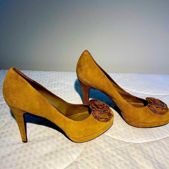 BCBGeneration Tan Suede Leather Platform Heels Gold Studded Vamp Rosettes 9.5 - Picture 8 of 16